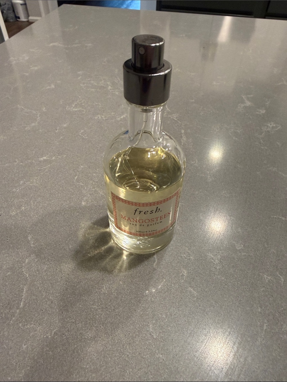 fresh Mangosteen Perfume Bottle with Black Spray and Pale Yellow Liquid